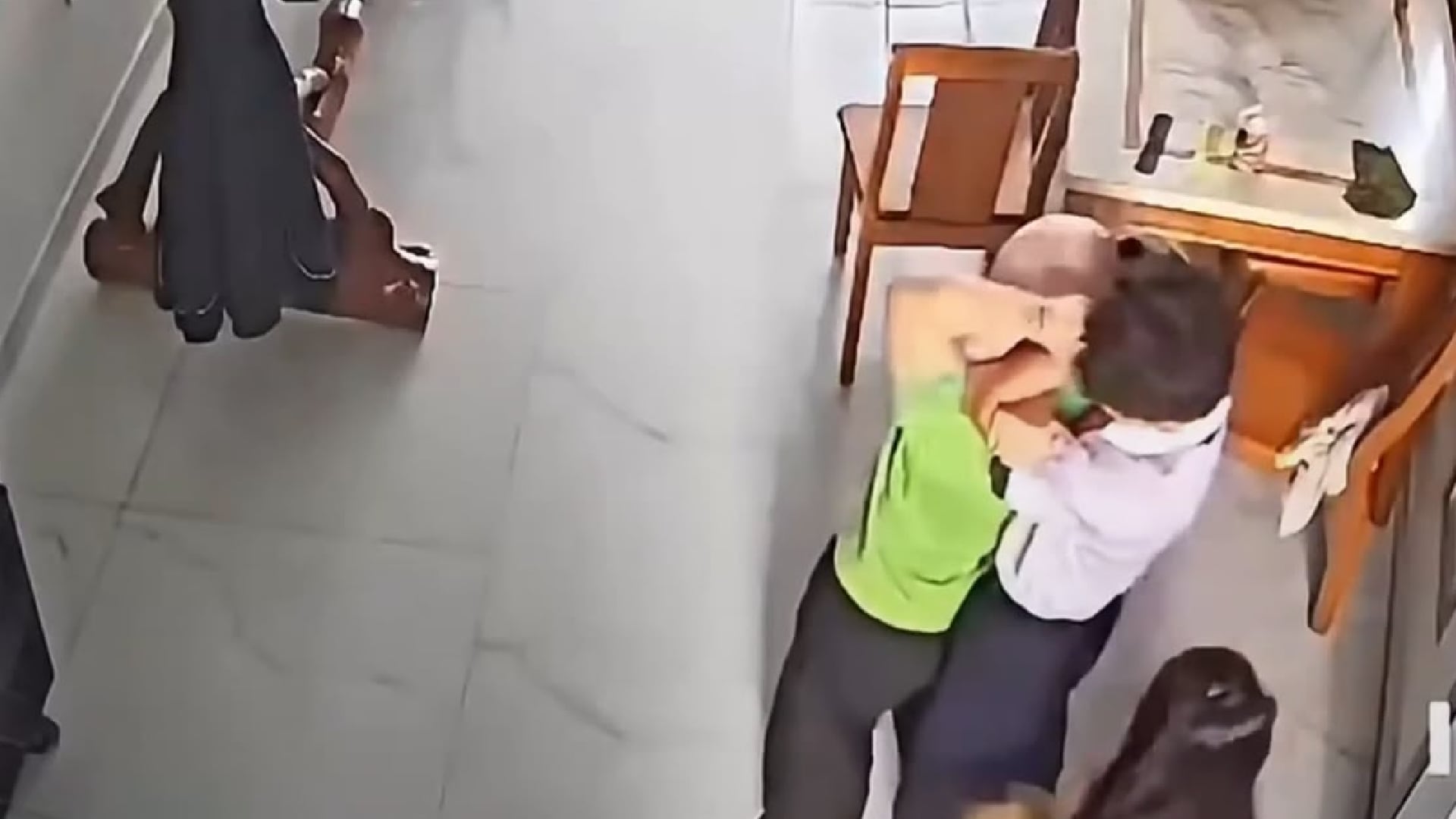 VIDEO FUERTE | Adolescente intenta asesinar a su hermana frente a sus padres