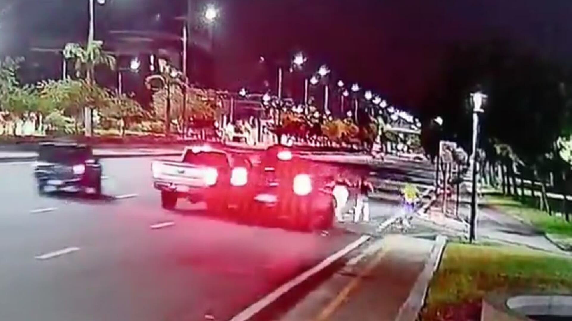 VIDEO | Atropellan a corredora mientras entrenaba en la vía pública; video circula en redes sociales