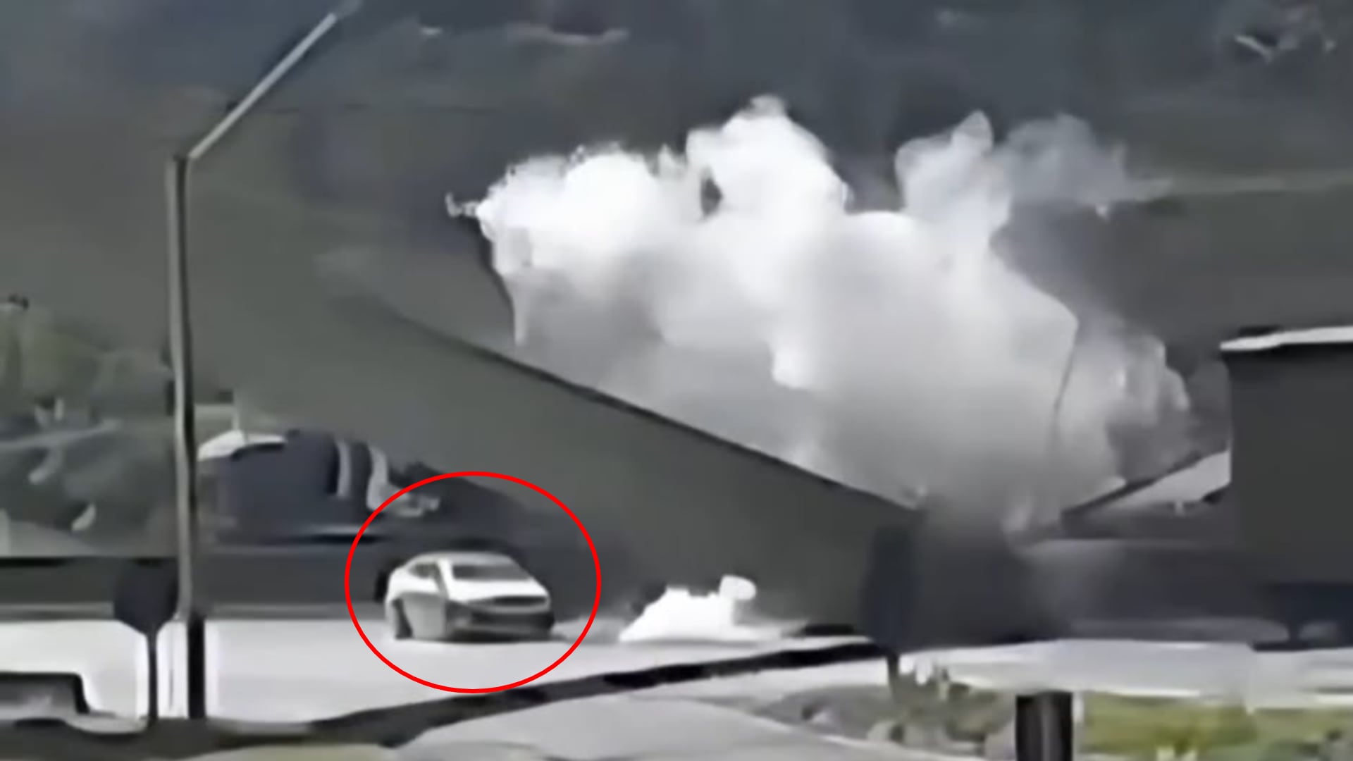 VIDEO | Puente colapsa tras choque y aplasta a un automóvil; se reportan víctimas mortales