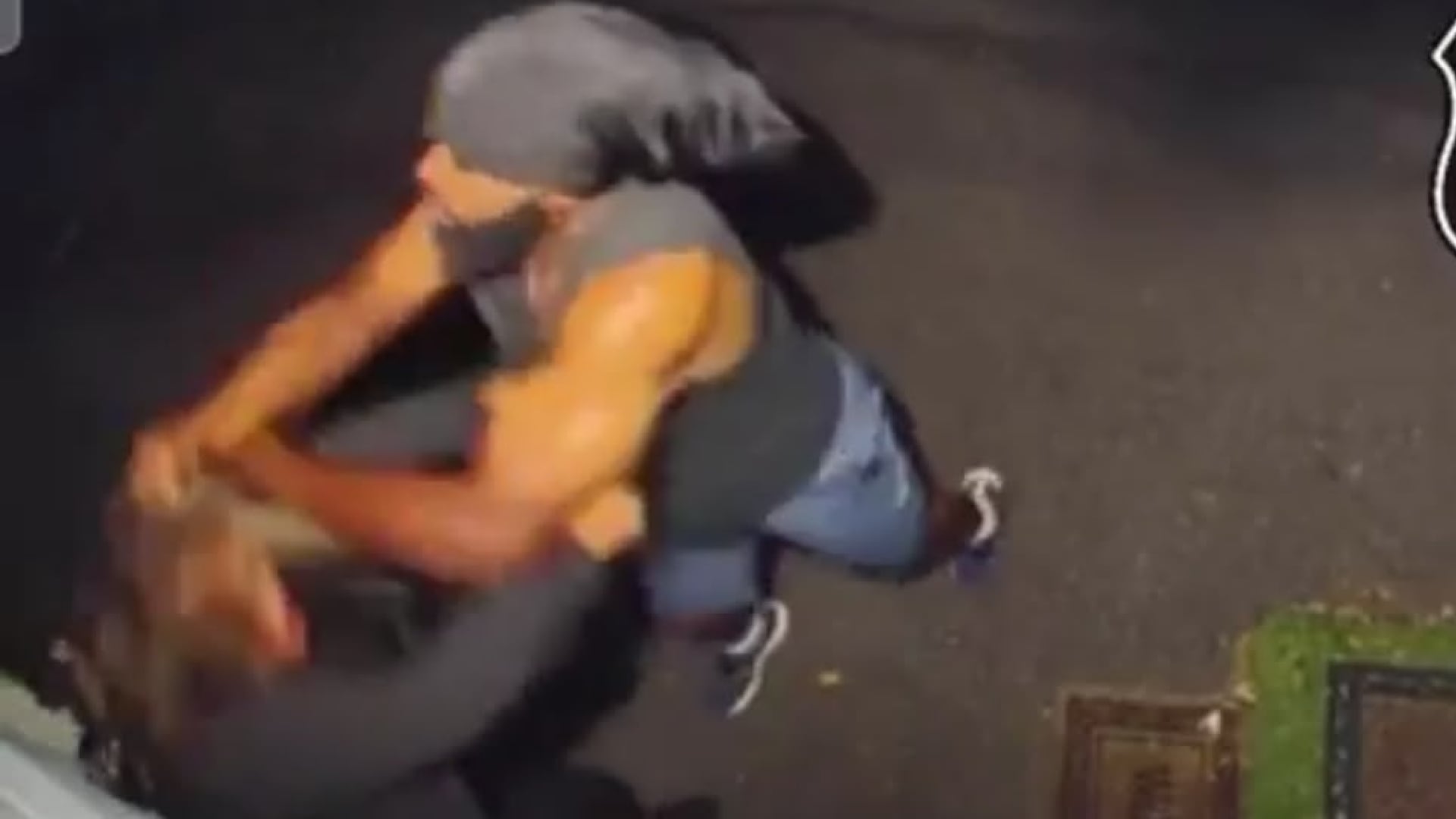 Mujer es seguida y golpeada por un hombre en Newark; policía busca al sospechoso