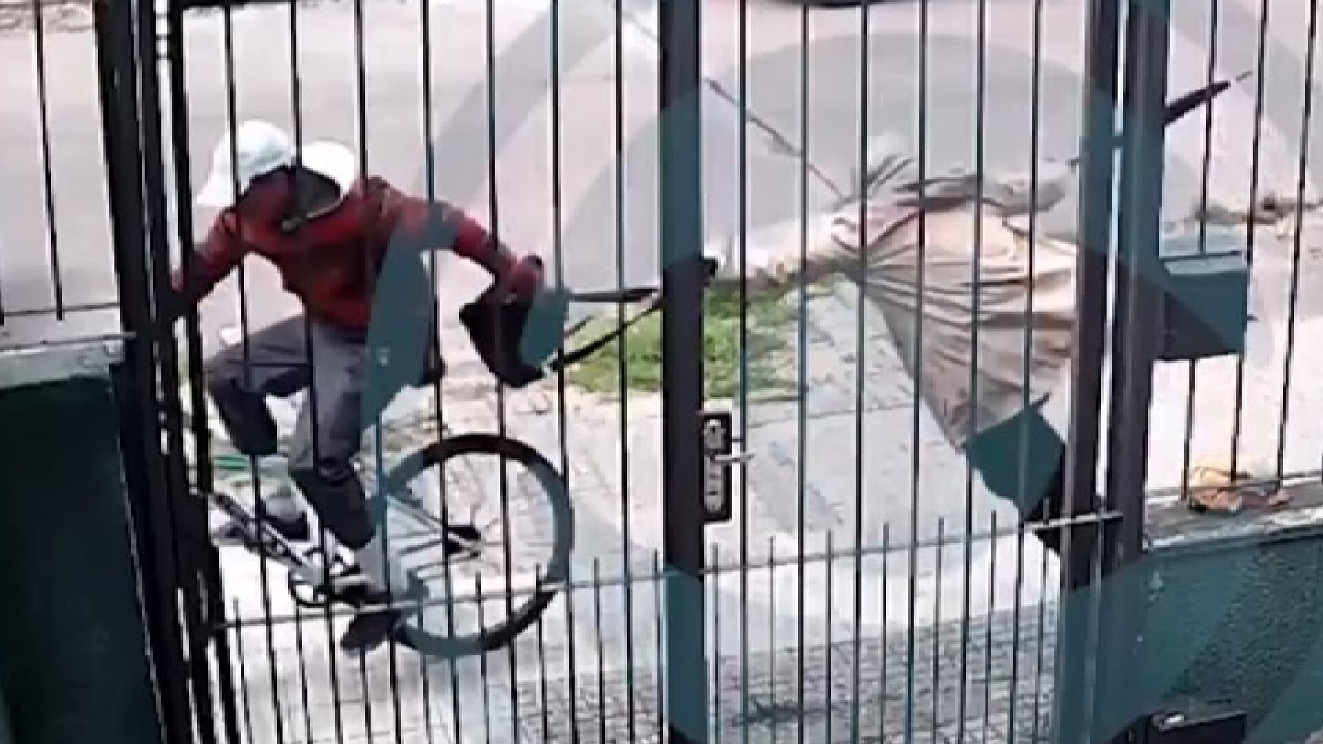 VIDEO | Ciclista agrede a mujer de la tercera edad para robarle su bolsa; cámara de seguridad captó BRUTAL ataque