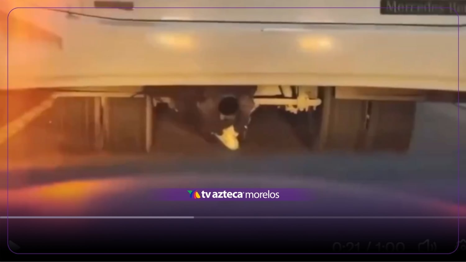 ¿Quería ahorrarse lo del pasaje? Descubren a un adolescente viajando en el espacio de la llanta de refacción de un camión