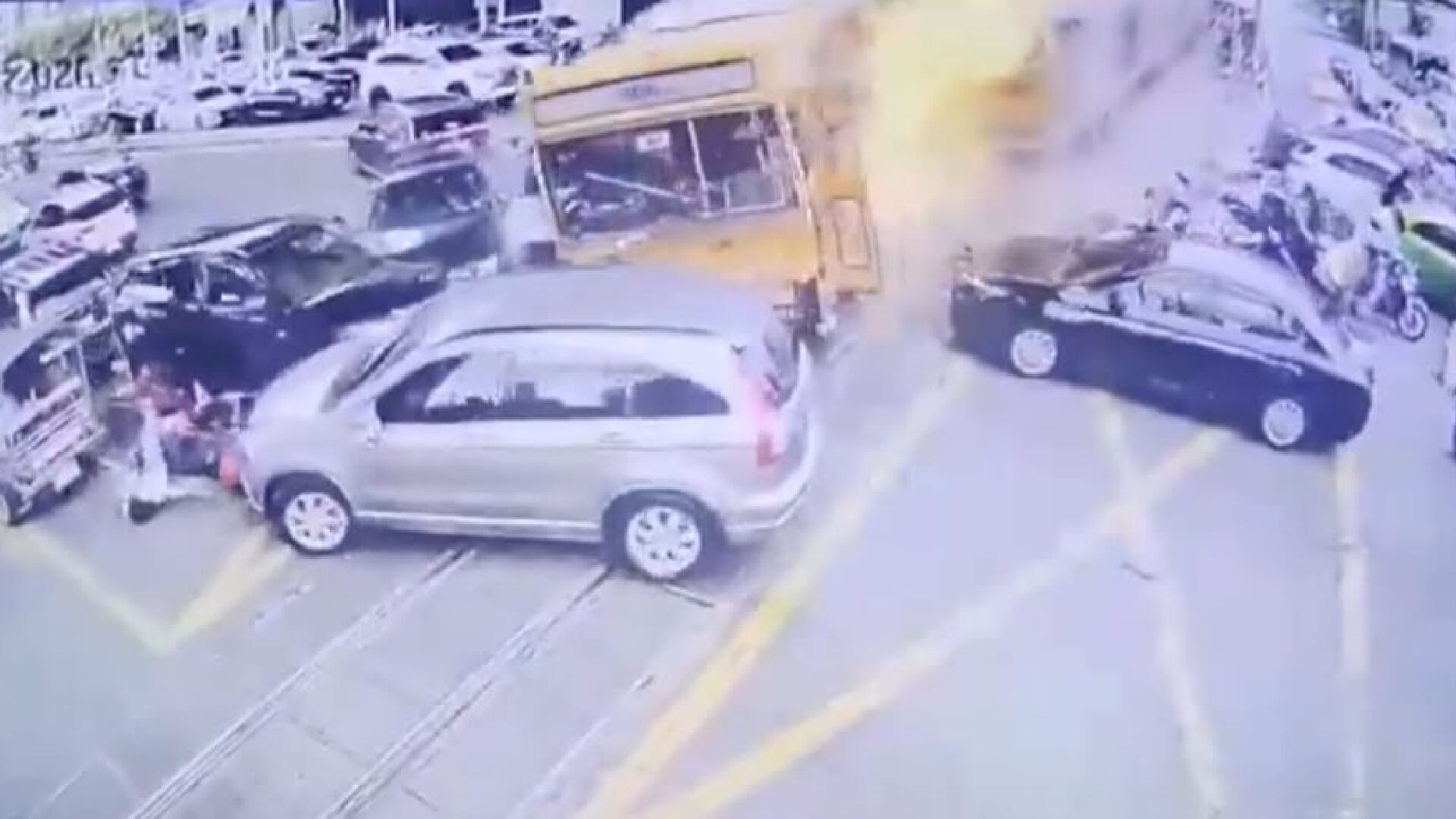 VIDEO | Captan momento exacto en que tren impacta a un autobús; hubo víctimas mortales