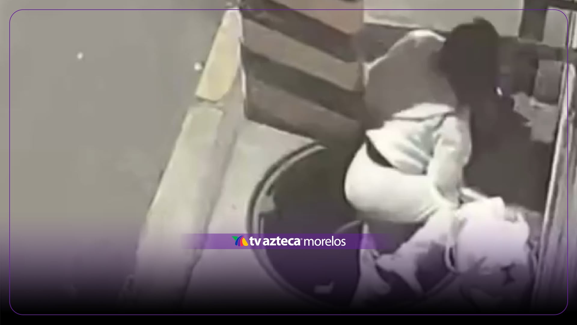 VIDEO | Joven tiene accidente en registro si tapa; vecinos denuncian que llevaba semanas abierto