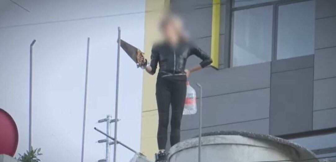 ¡Desesperada por una cita! Mujer amenaza con serrucharse por su visa