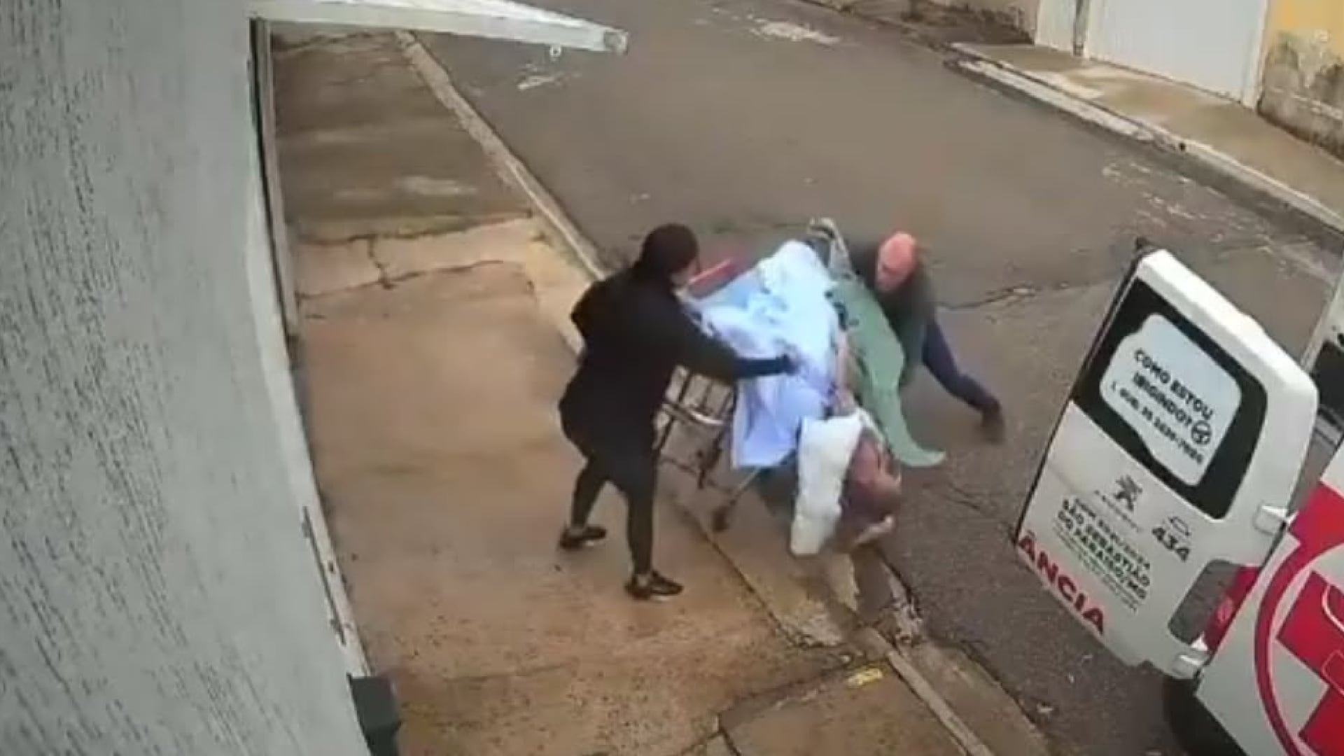 VIDEO | Paramédicos tiran a hombre de la tercera edad de camilla; este es su estado de salud