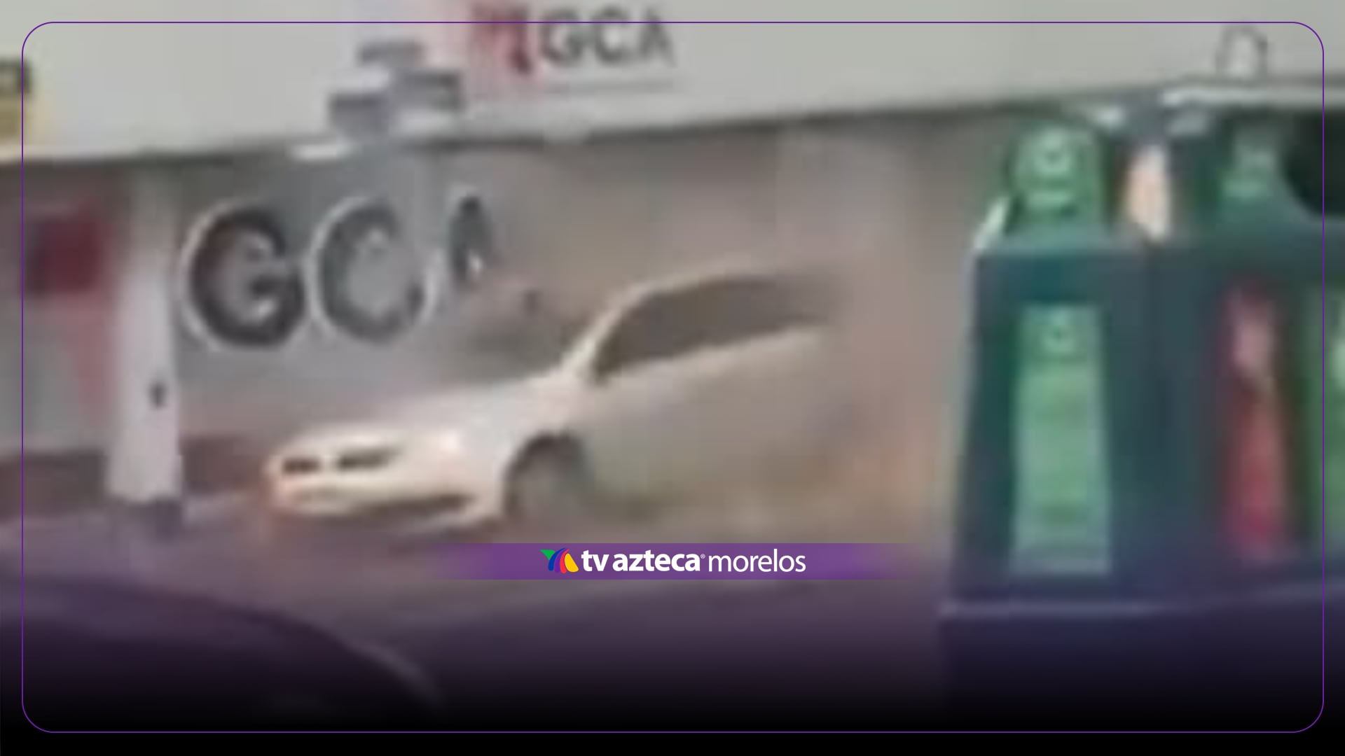 VIDEO | Pared de edificio cae sobre auto en movimiento durante tormenta