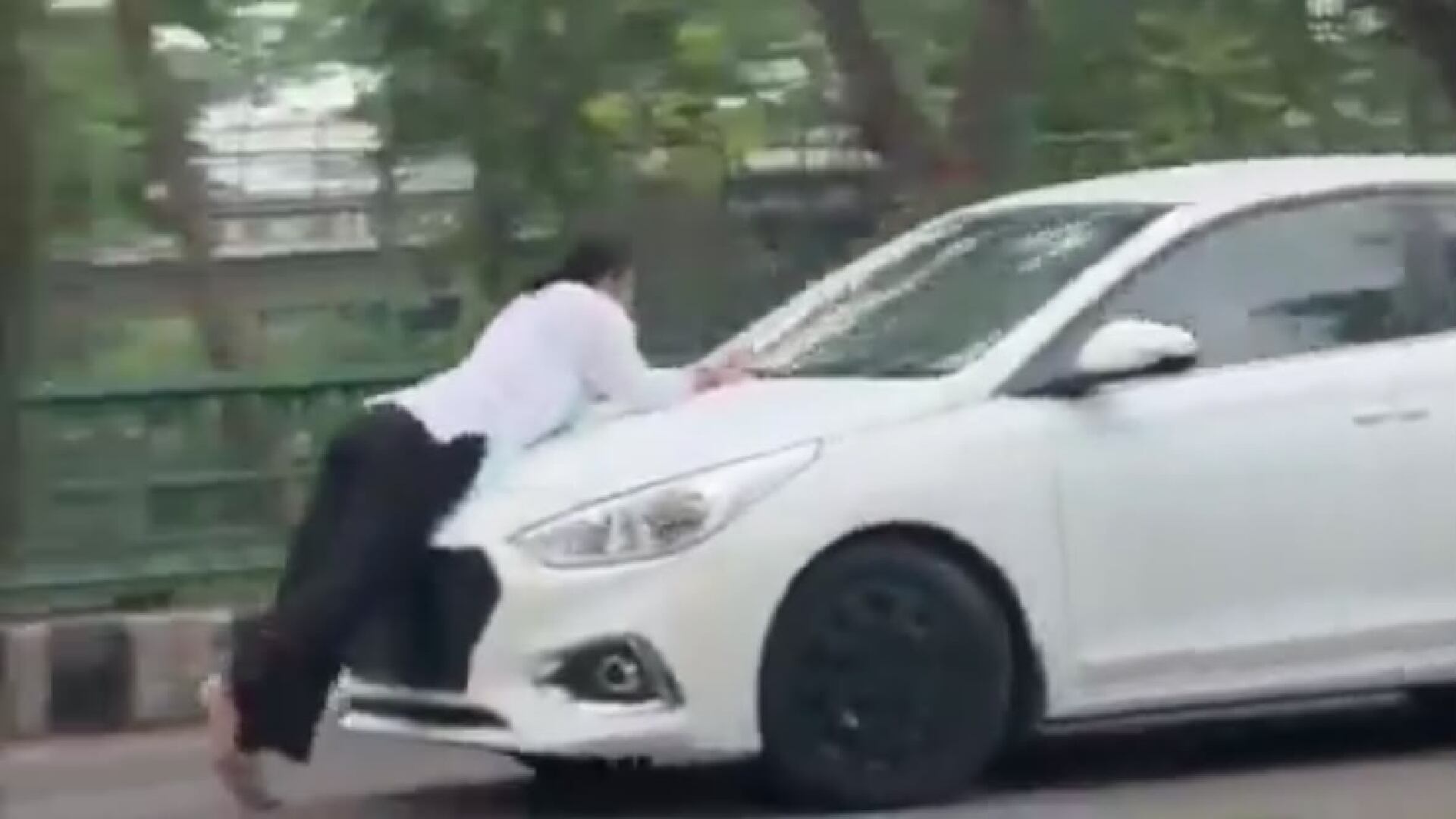 VIDEO | Mujer es arrastrada por auto tras tener una discusión con su novio