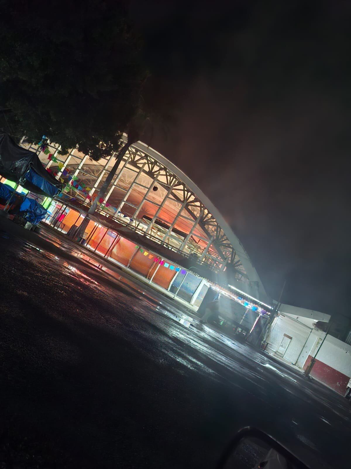 Fuerte incendio en el Mercado Adolfo López Mateos de Cuernavaca provoca movilización de elementos de emergencia 