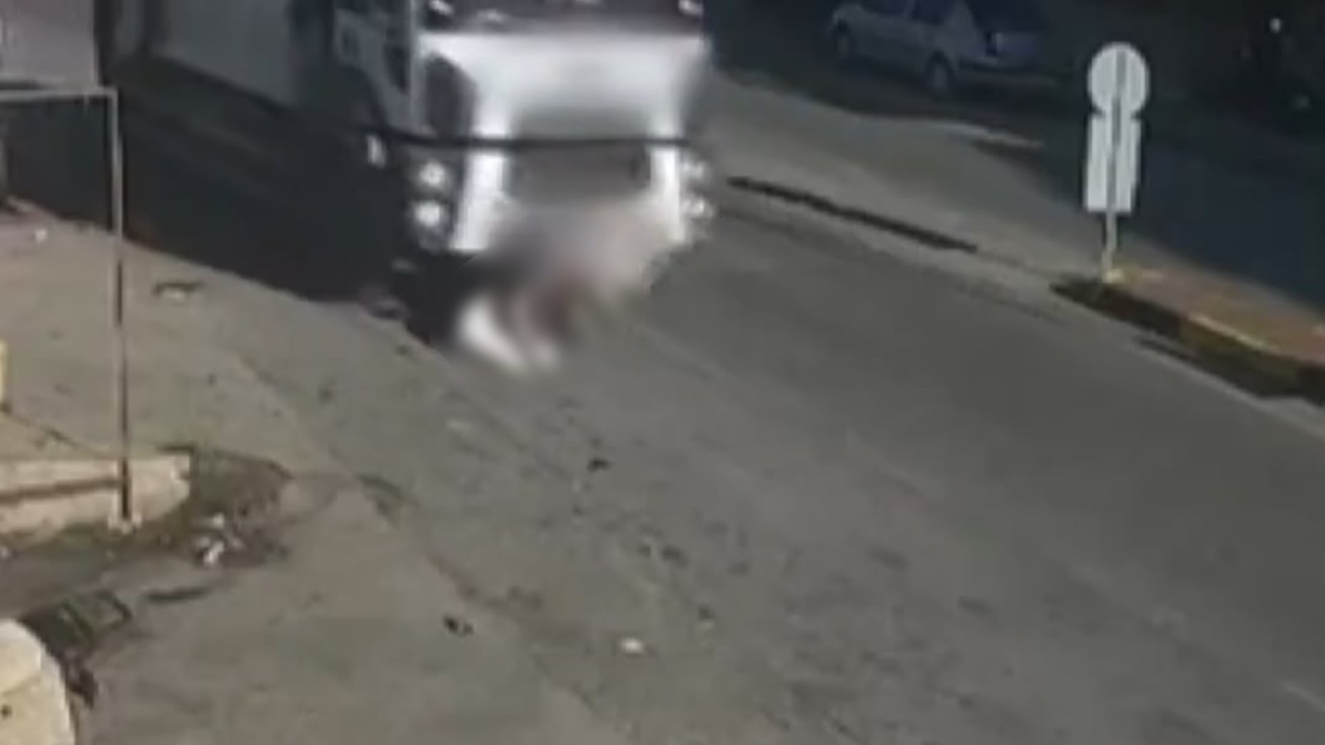 VIDEO FUERTE | Hombre pierde la vida tras quedar atrapado bajo camión de basura