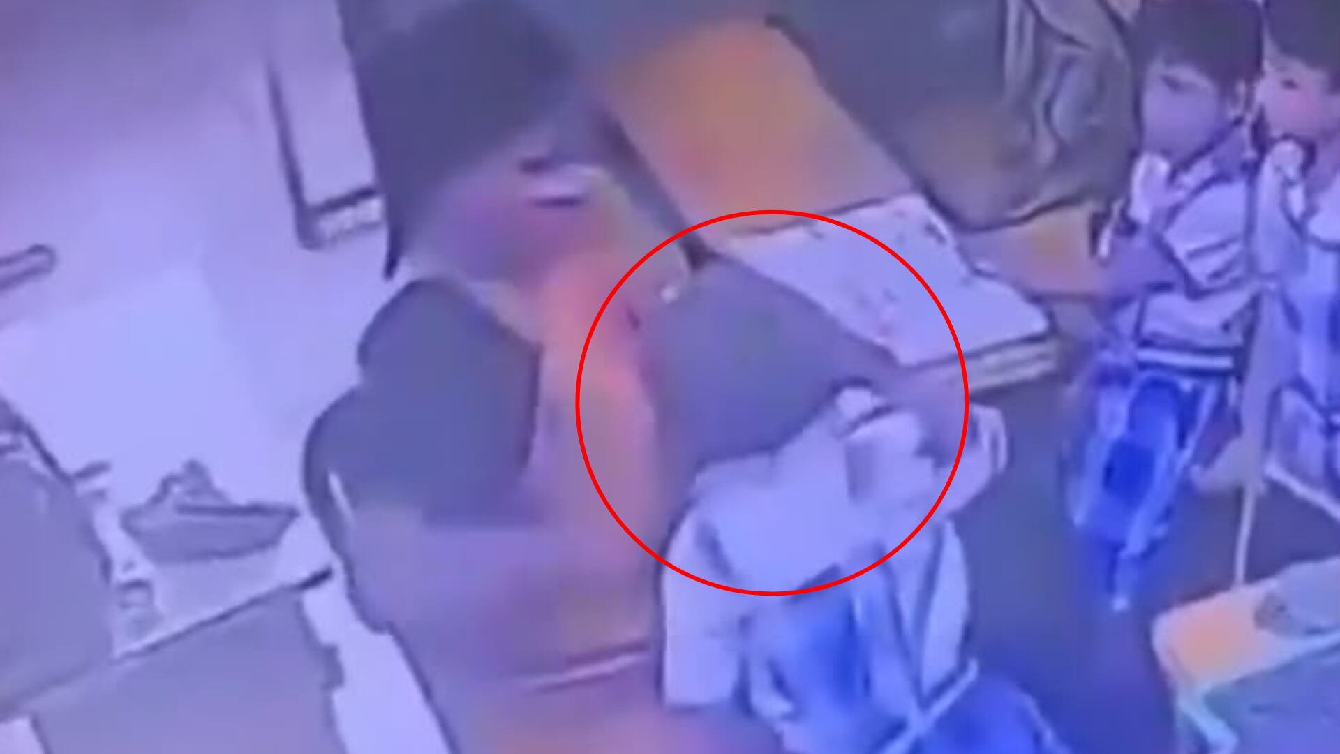 VIDEO FUERTE | Maestra provoca la muerte de niño pequeño tras golpearlo en salón de clases 