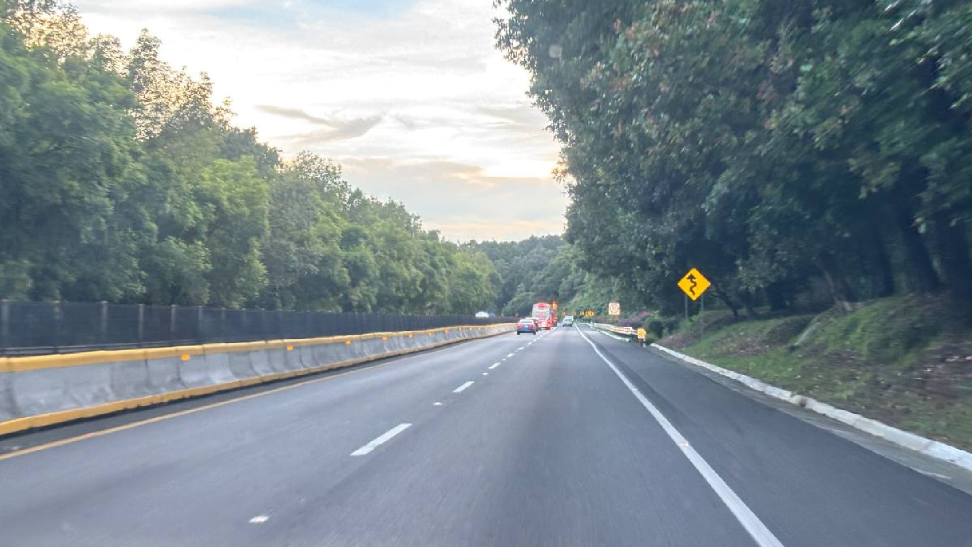 Accidente provoca reducción de carriles en la autopista México-Cuernavaca la mañana de este sábado 