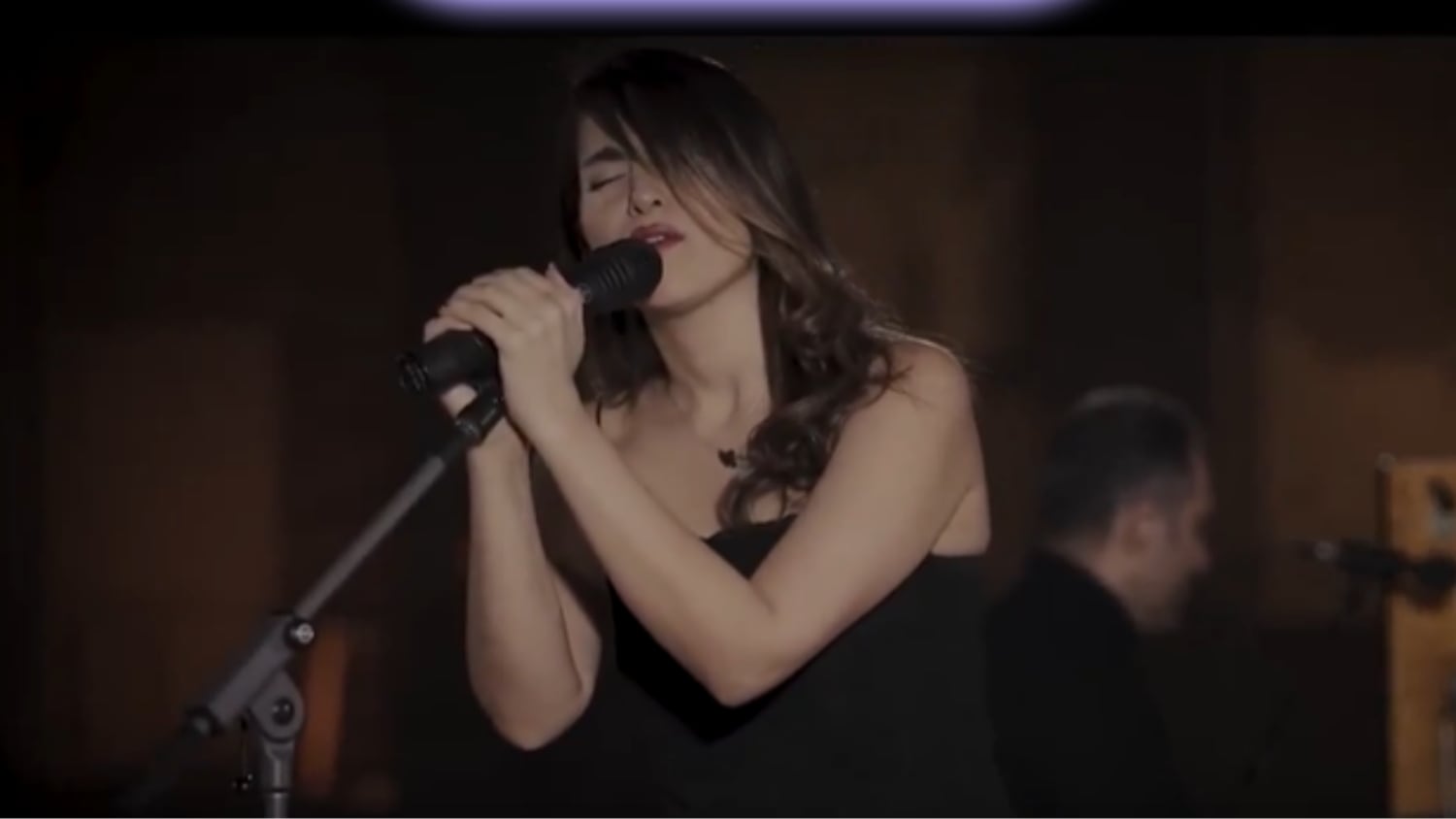 Condenan a 74 latigazos a cantante iraní por dar un concierto virtual sin velo