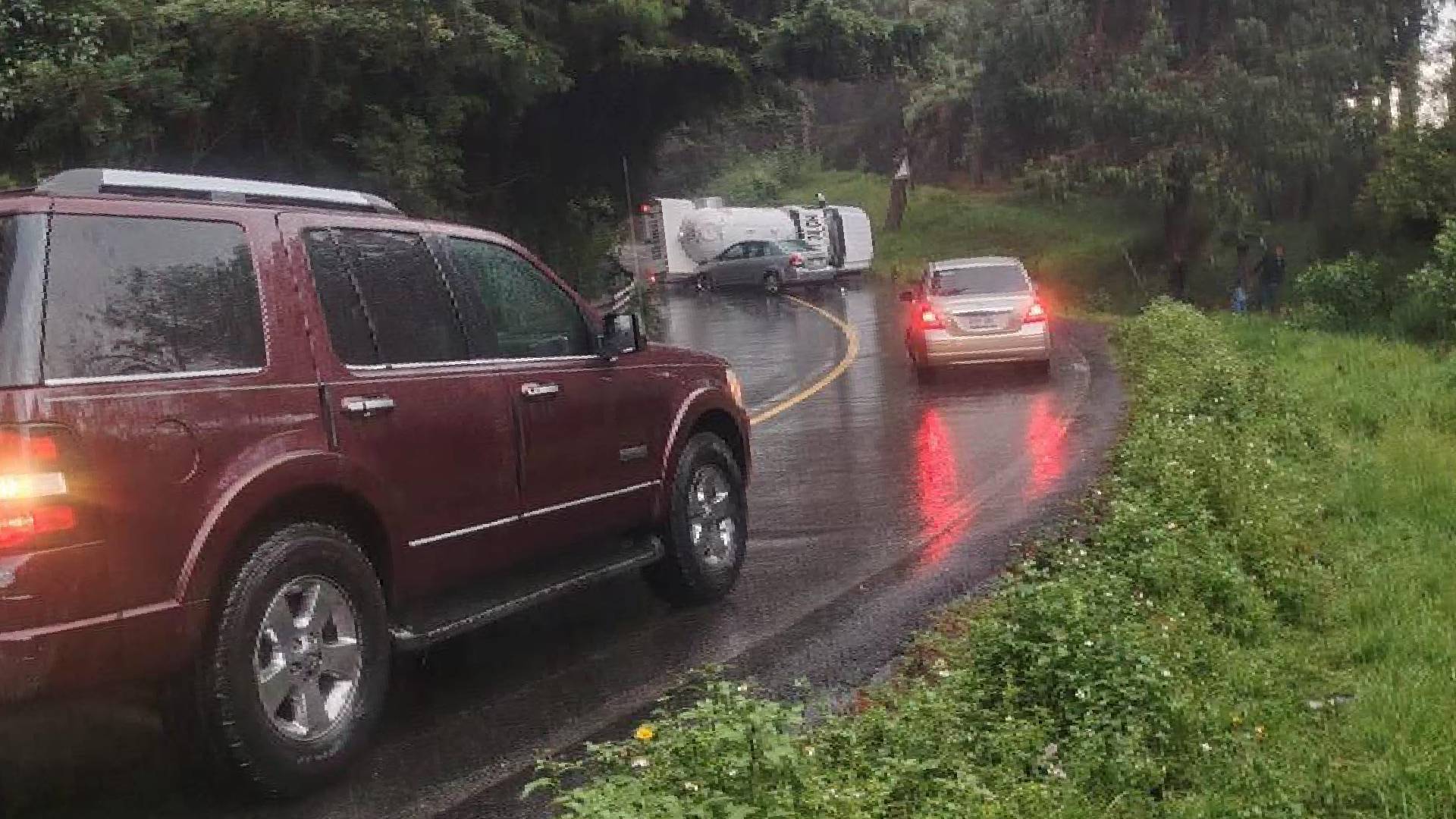 Una pipa volcó sobre la carretera federal México-Cuernavaca.