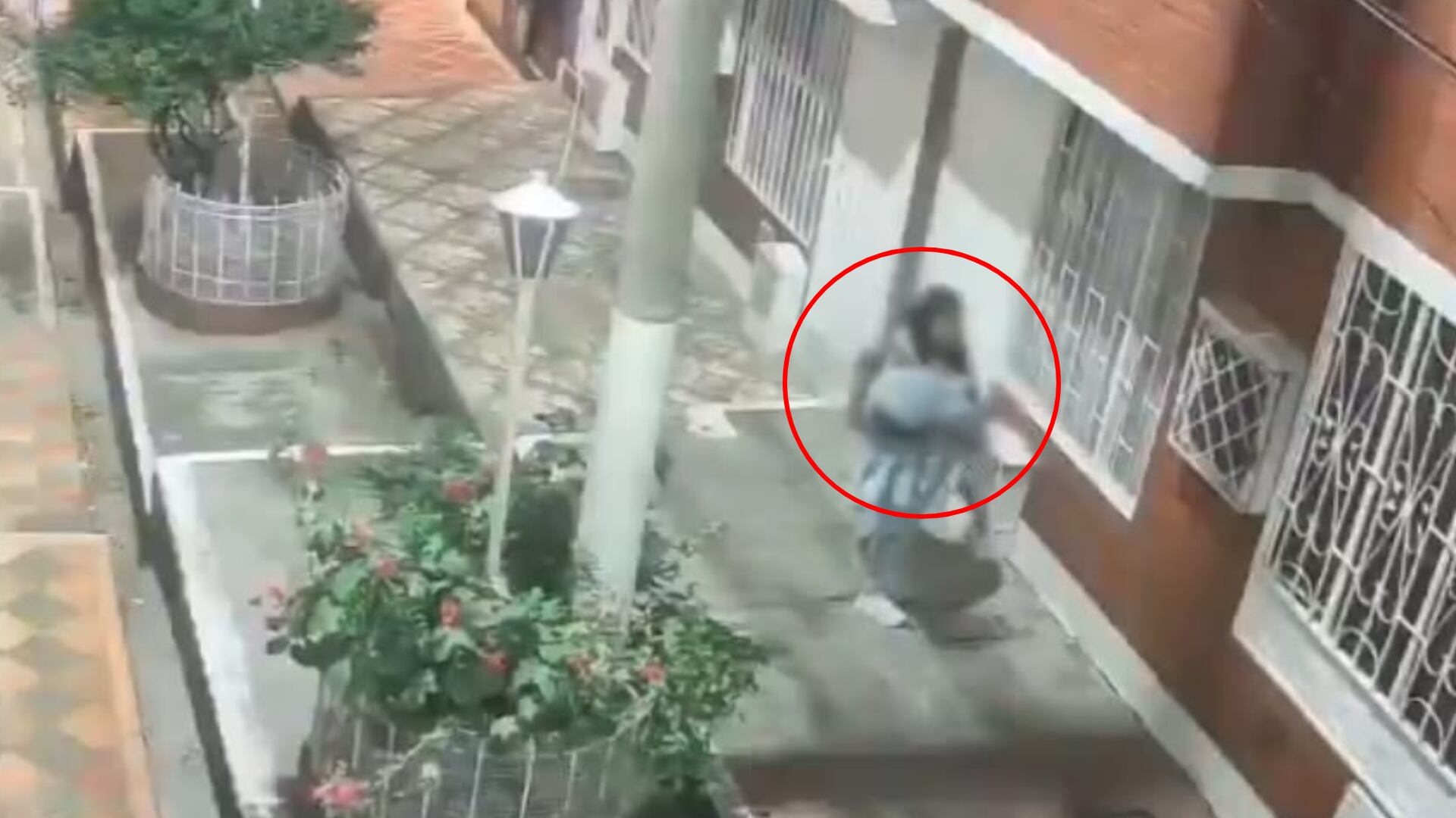 VIDEO | Abandonan a bebé frente a vivienda; cámara de seguridad captó el momento exacto