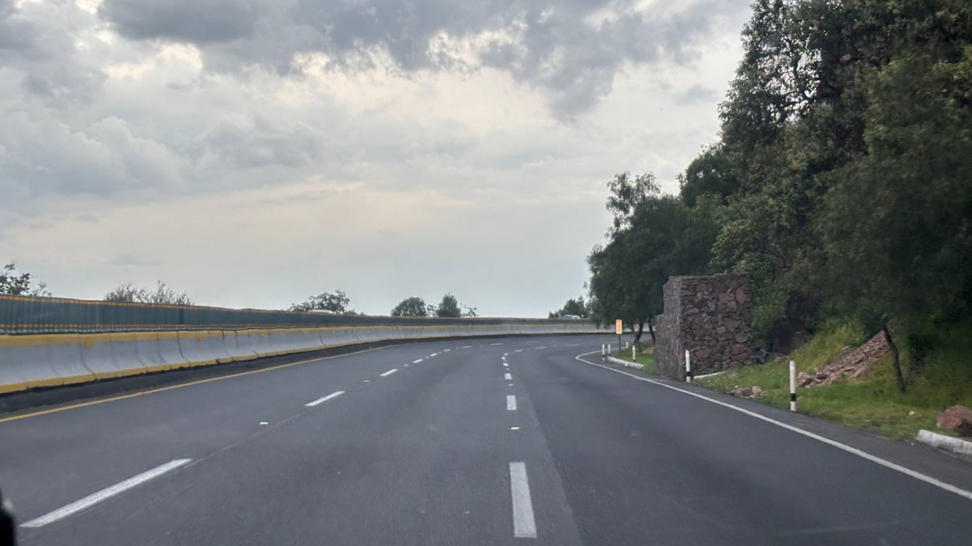 ¡PRECAUCIÓN! Accidente en la autopista México-Cuernavaca provoca reducción de carriles