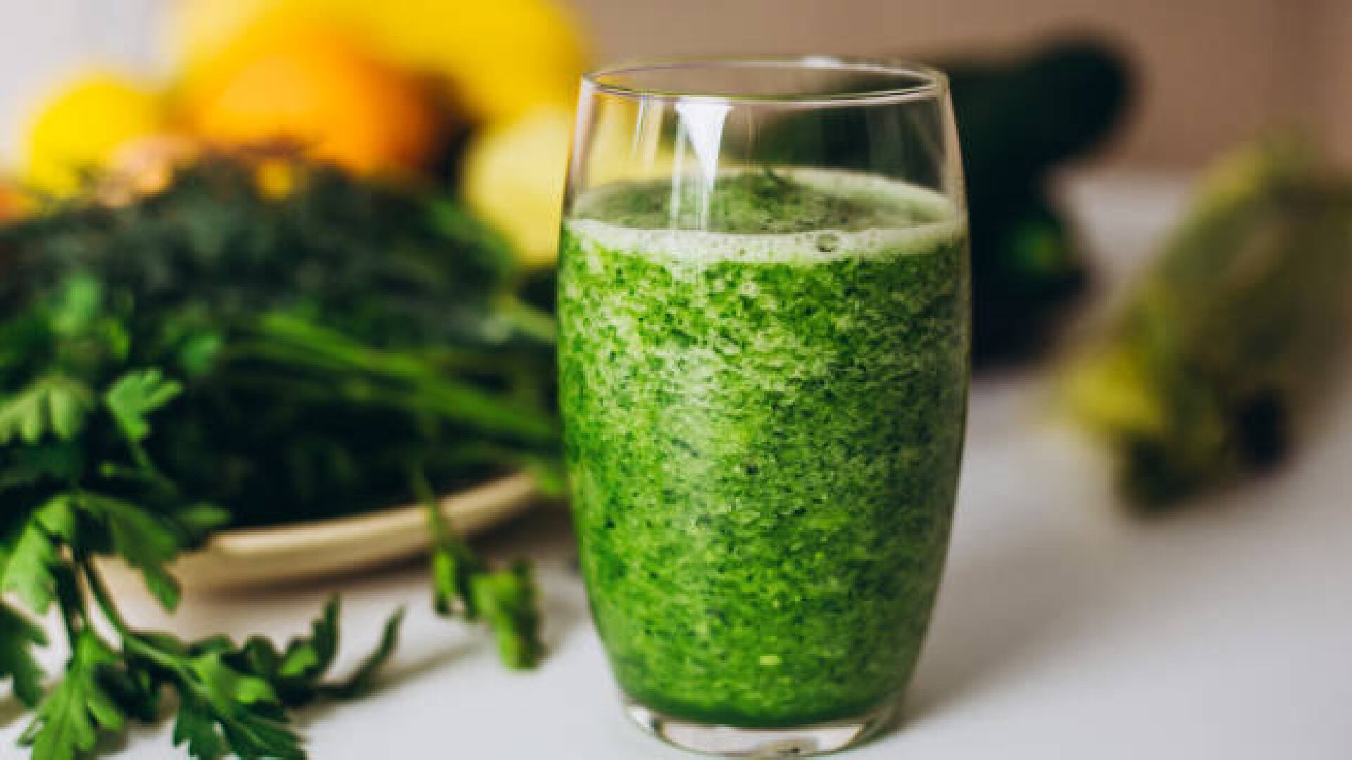 Estos son los beneficios de tomar jugo verde; así debes prepararlo
