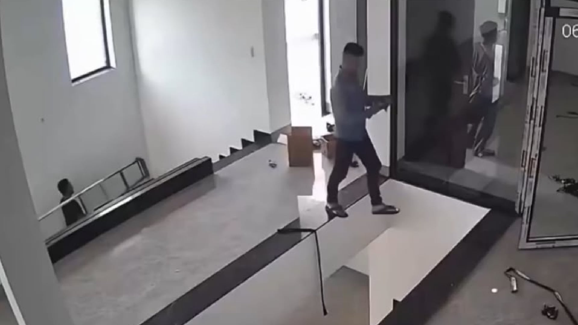 Video: Hombre sufre accidente durante construcción en Vietnam